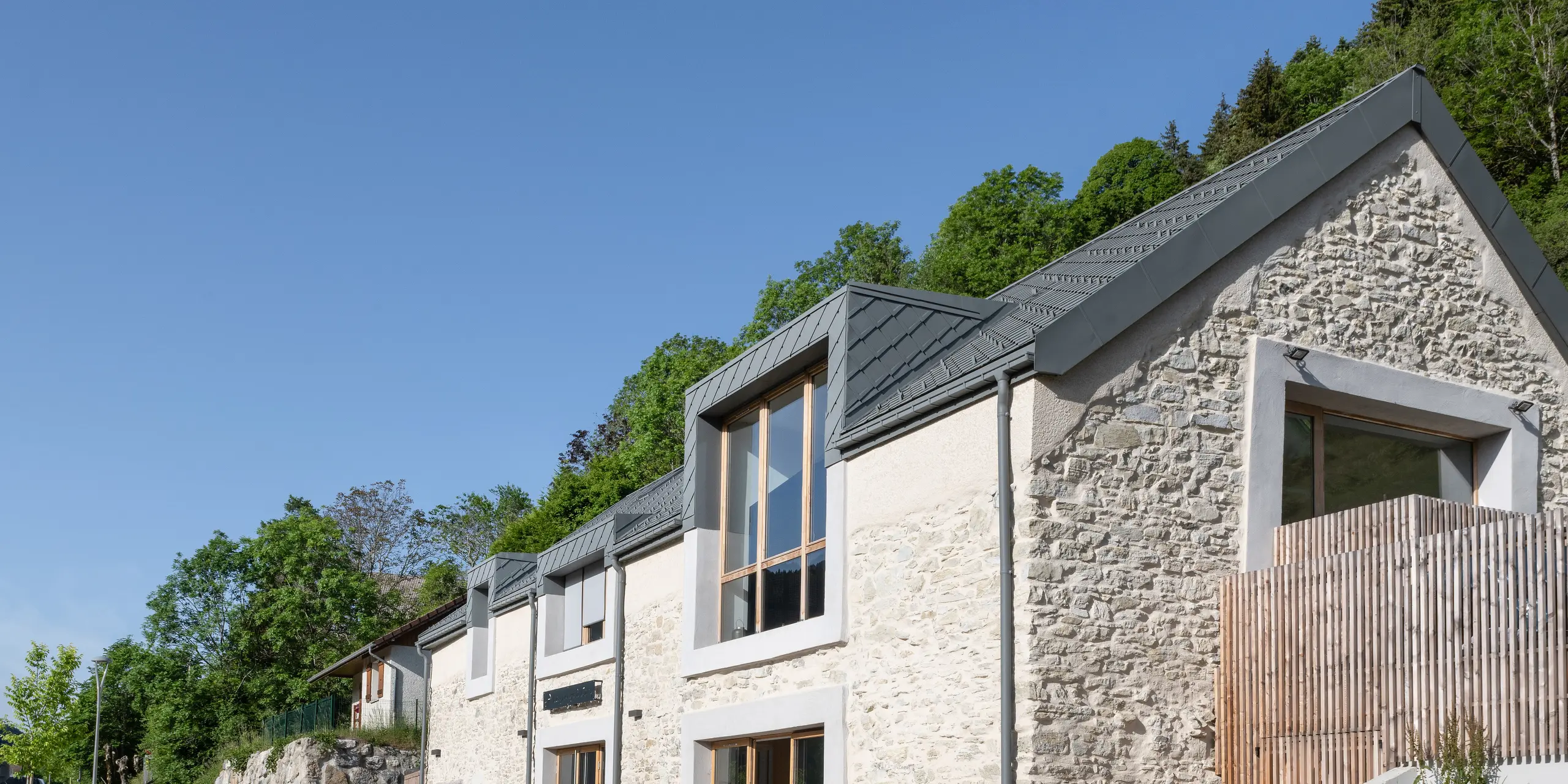 Losange de toiture 29x29 PREFA en P.10 gris souris sur un gîte d'étape à Engins près de Grenoble