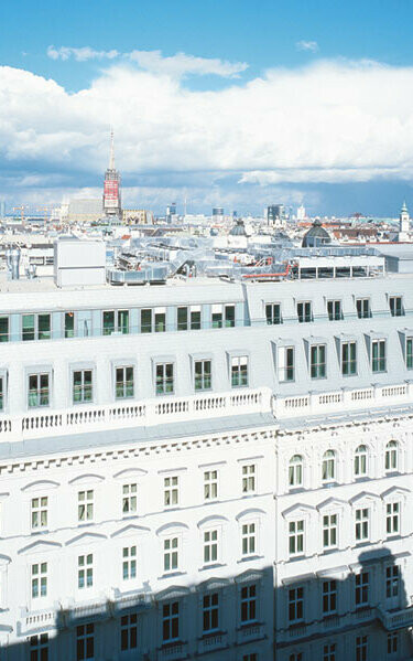 Le dernier étage de l'hôtel Sacher de Vienne a été rénové en associant les Siding et Bardeau PREFA avec le joint debout en aluminium dans la teinte argent métallisé