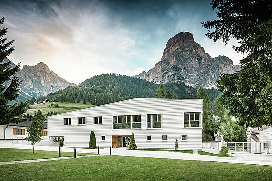 L'architecture militaire moderne rencontre l'environnement alpin : devant un panorama montagneux majestueux, la caserne « Tempesti » est nichée dans le paysage du Tyrol du Sud. La façade claire PREFALZ en P.10 blanc Prefa assure des lignes claires. La façade en aluminium clair reflète la lumière du soleil et améliore le microclimat.