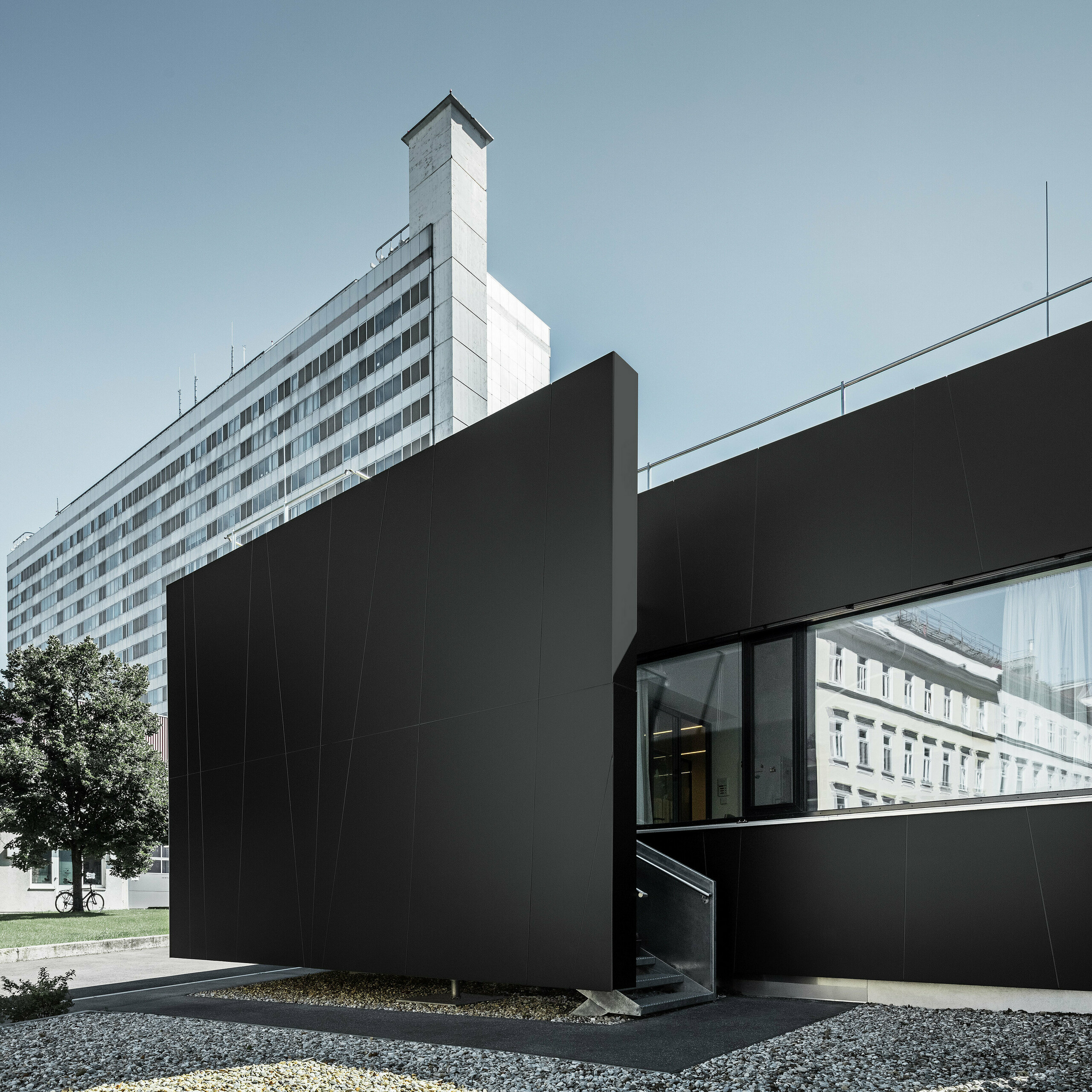 Frontalansicht der zentralen Notaufnahme der Klinik Landstraße in der Juchsgasse in Wien wurde mit PREFABOND Aluminium Verbundplatten in der Farbe schwarzgrau verkleidet.