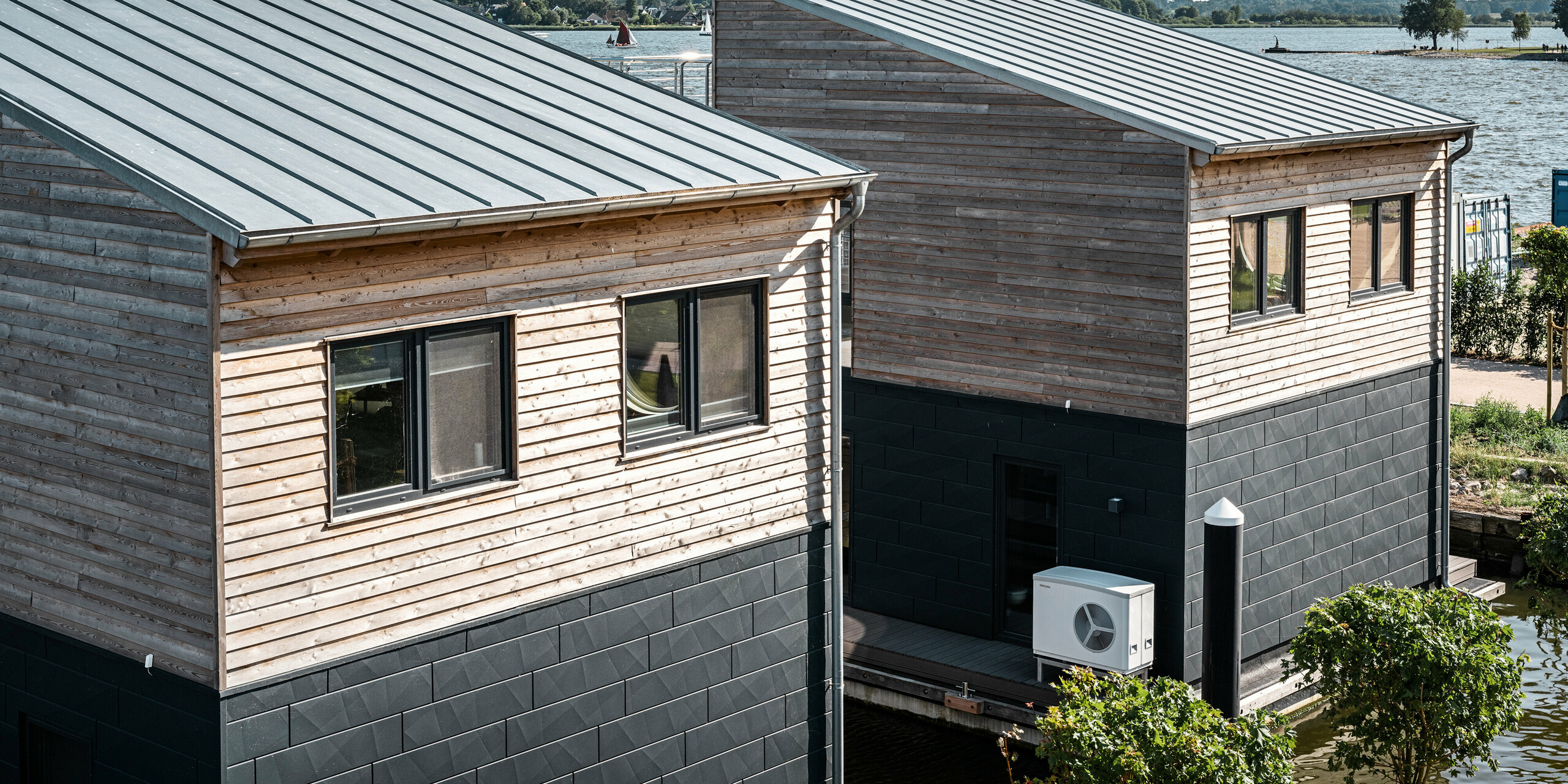 La façade en aluminium Siding.X PREFA entoure onze maisons flottantes dans le port pionnier du Schleswig.