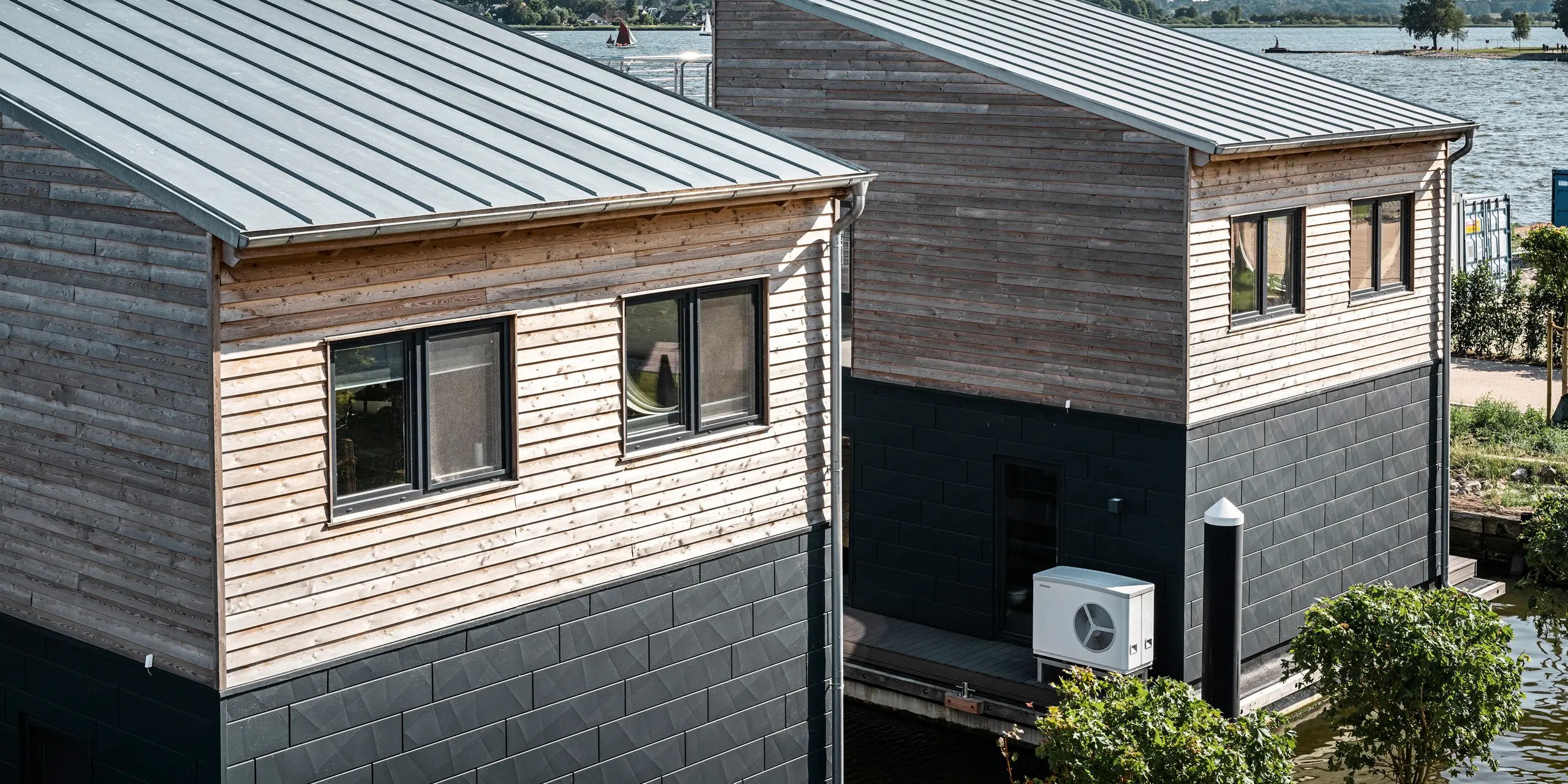 La façade en aluminium Siding.X PREFA entoure onze maisons flottantes dans le port pionnier du Schleswig.