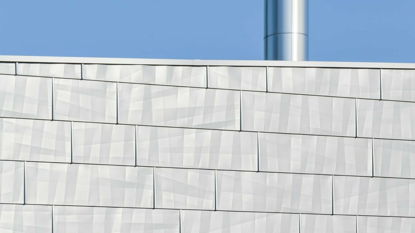 Zoom sur le sommet de la façade en FX.12 PREFA de la Chaufferie de Barby