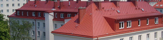 Les bardeaux dans la teinte rouge tuile donne un aspect classique allié au moderne pour la rénovation de cette résidence à Vienne