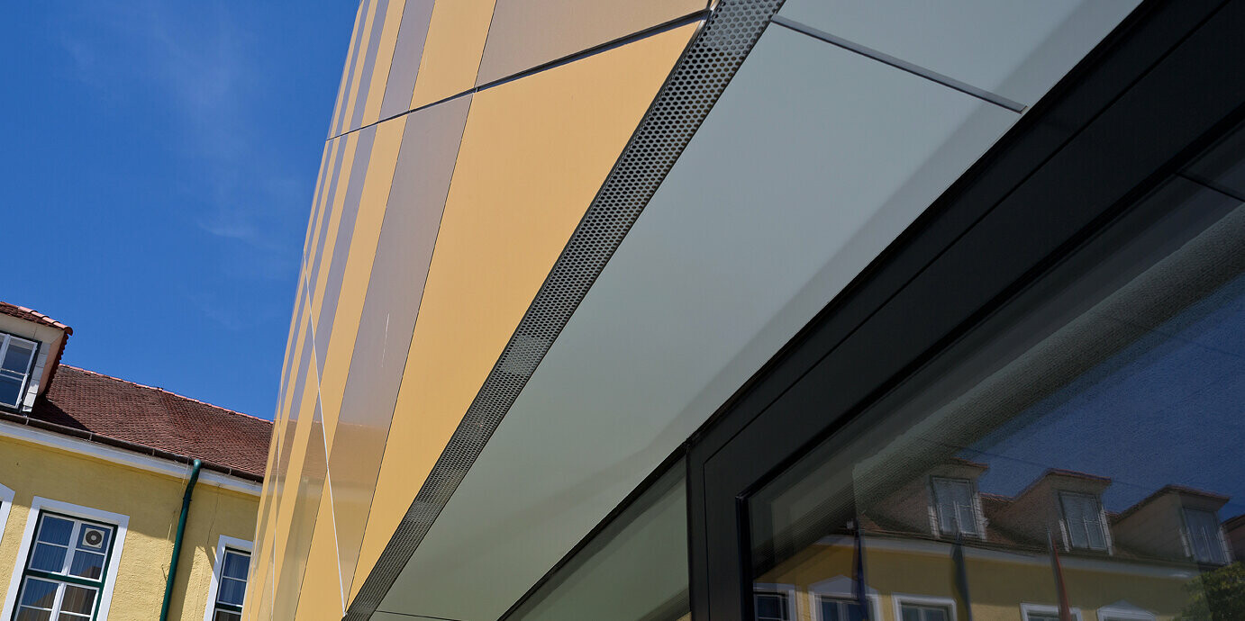 Nahaufnahme der Fassade des Musikvereins Zwettl mit PREFA Aluminium Verbundplatten in Gold.