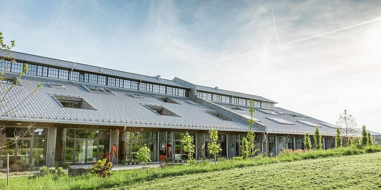 Le Panzerhalle de Salzbourg rénové avec de nombreux locaux commerciaux et une nouvelle toiture PREFA couleur argent métallisé