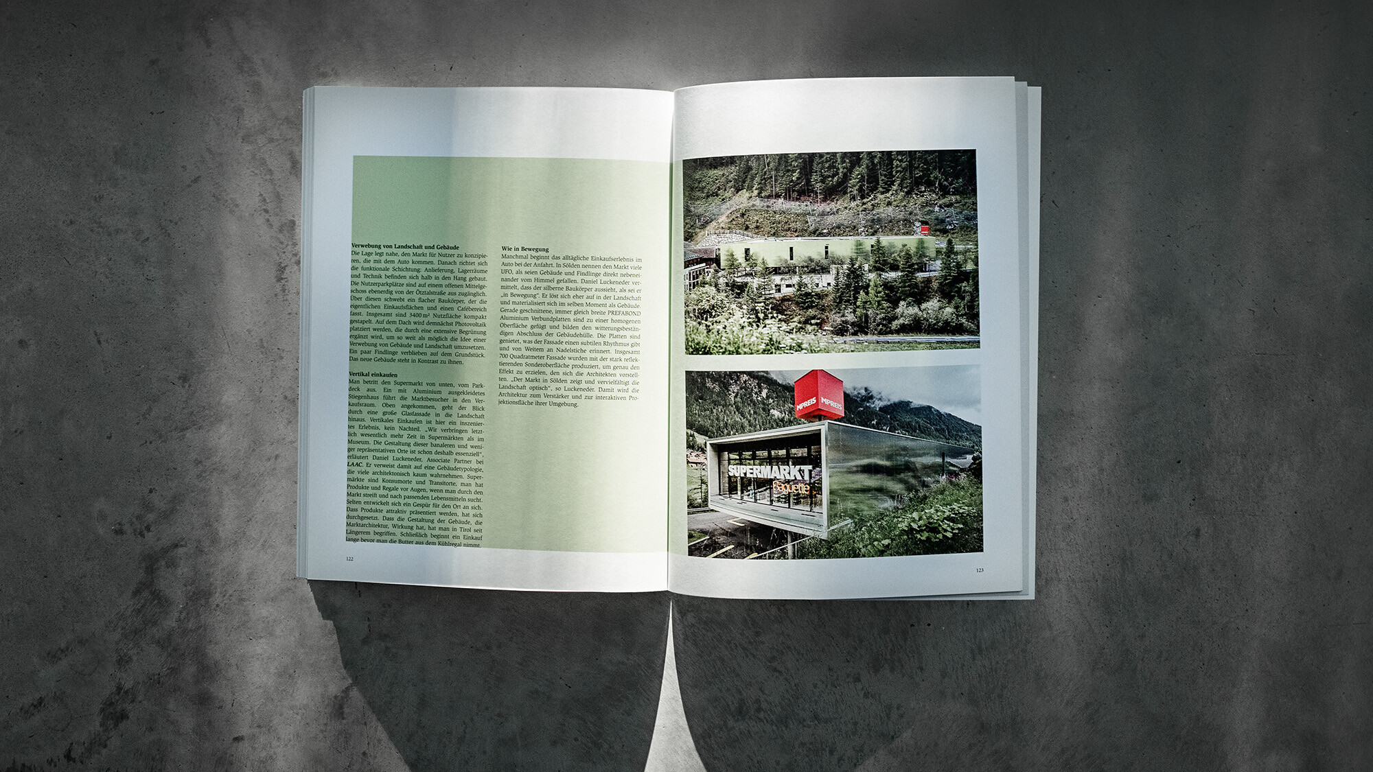 Le livre PREFARENZEN 2024 ouvert et sur fond gris avec un article sur le supermarché MPS MPREIS par LAAC Architekten.