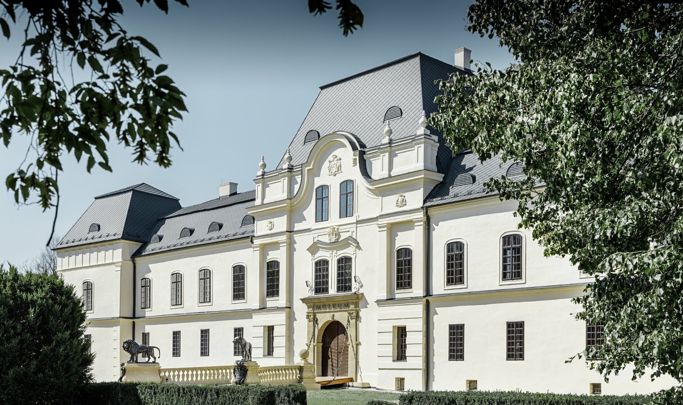 Château de Humenné, de style Renaissance — Nouvelle toiture réalisée avec des losanges de toiture PREFA couleur anthracite