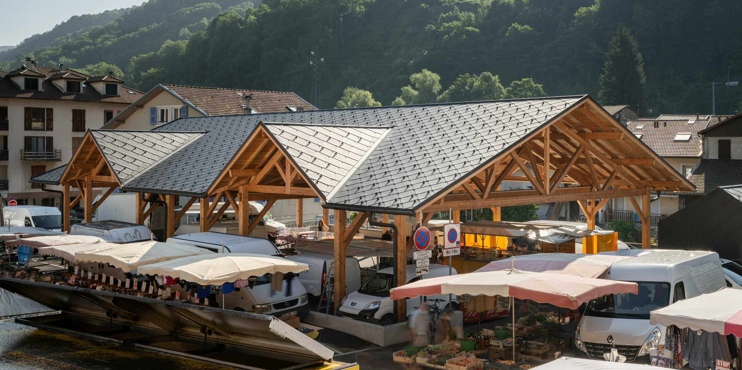 Les halles couvertes d'Allevard ont été recouvertes du losange de toiture PREFA 44x44 en P.10 brun noisette.