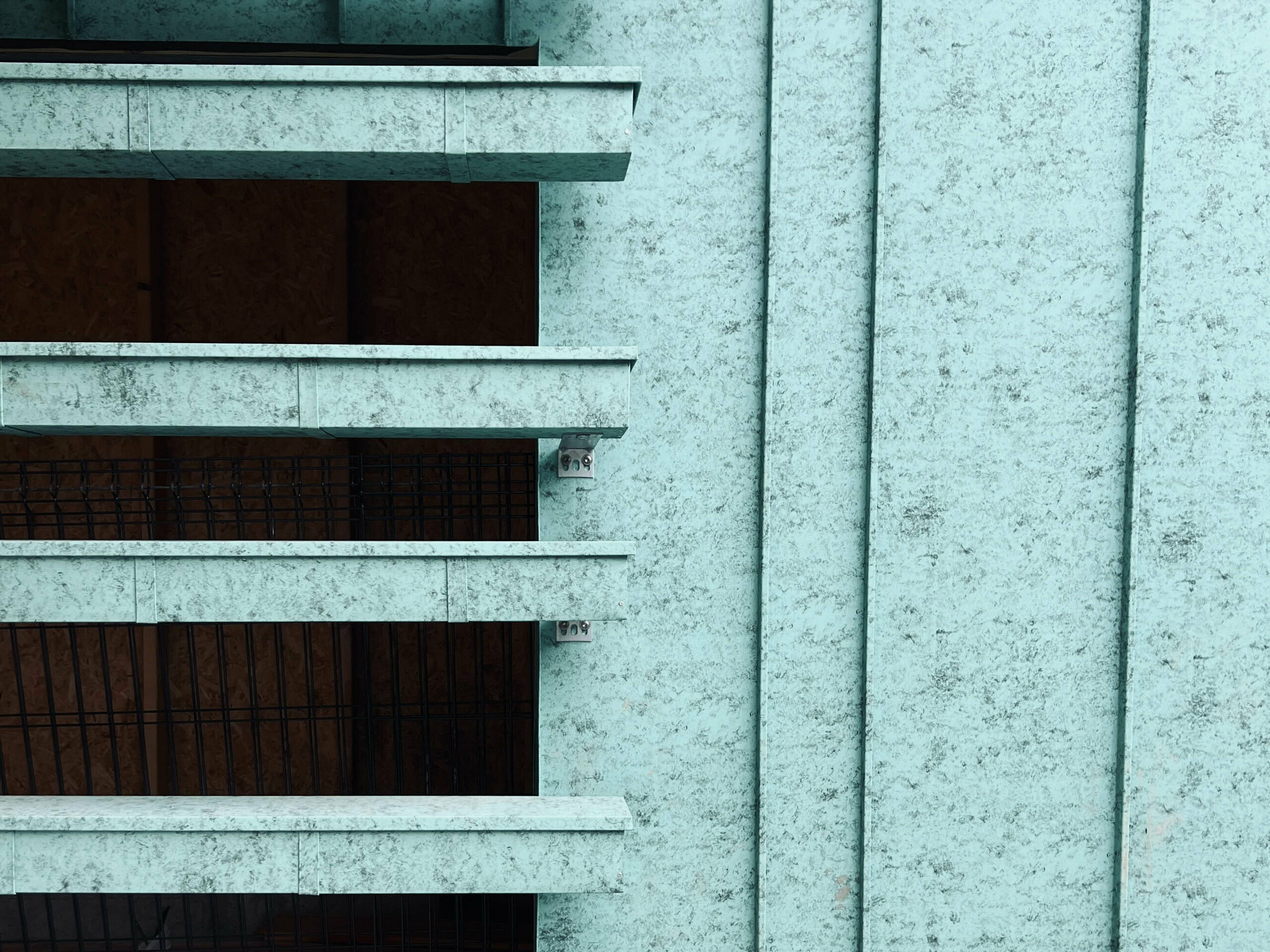 Zoom sur le système complet PREFA : l'aluminium dans la teinte P.10 vert-de-gris a été utilisé à la fois sur la façade, mais également pour réalisé des brise-soleil 