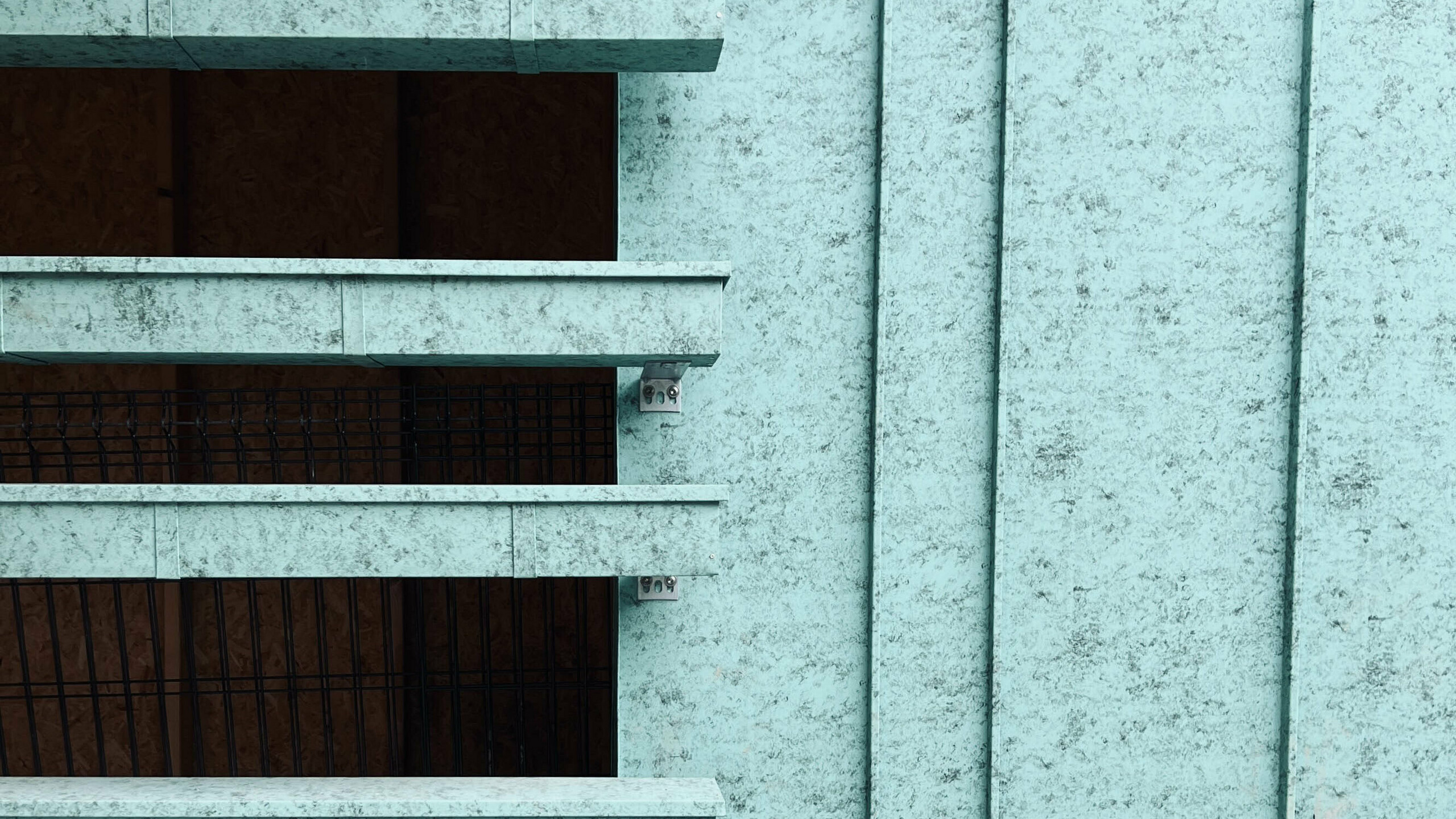 Zoom sur le système complet PREFA : l'aluminium dans la teinte P.10 vert-de-gris a été utilisé à la fois sur la façade, mais également pour réalisé des brise-soleil 