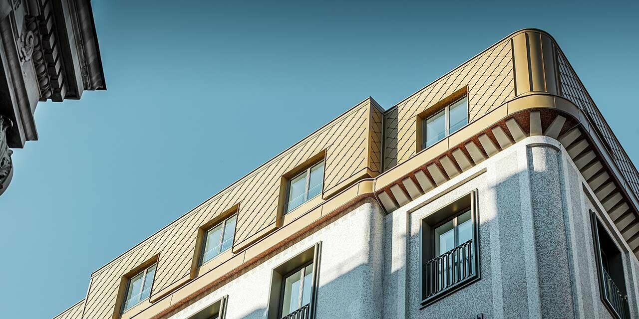 Aménagement des combles du bâtiment Korb Etagen à Vienne. La structure a été recouverte de losanges de façade 29 × 29 PREFA couleur or nacré.