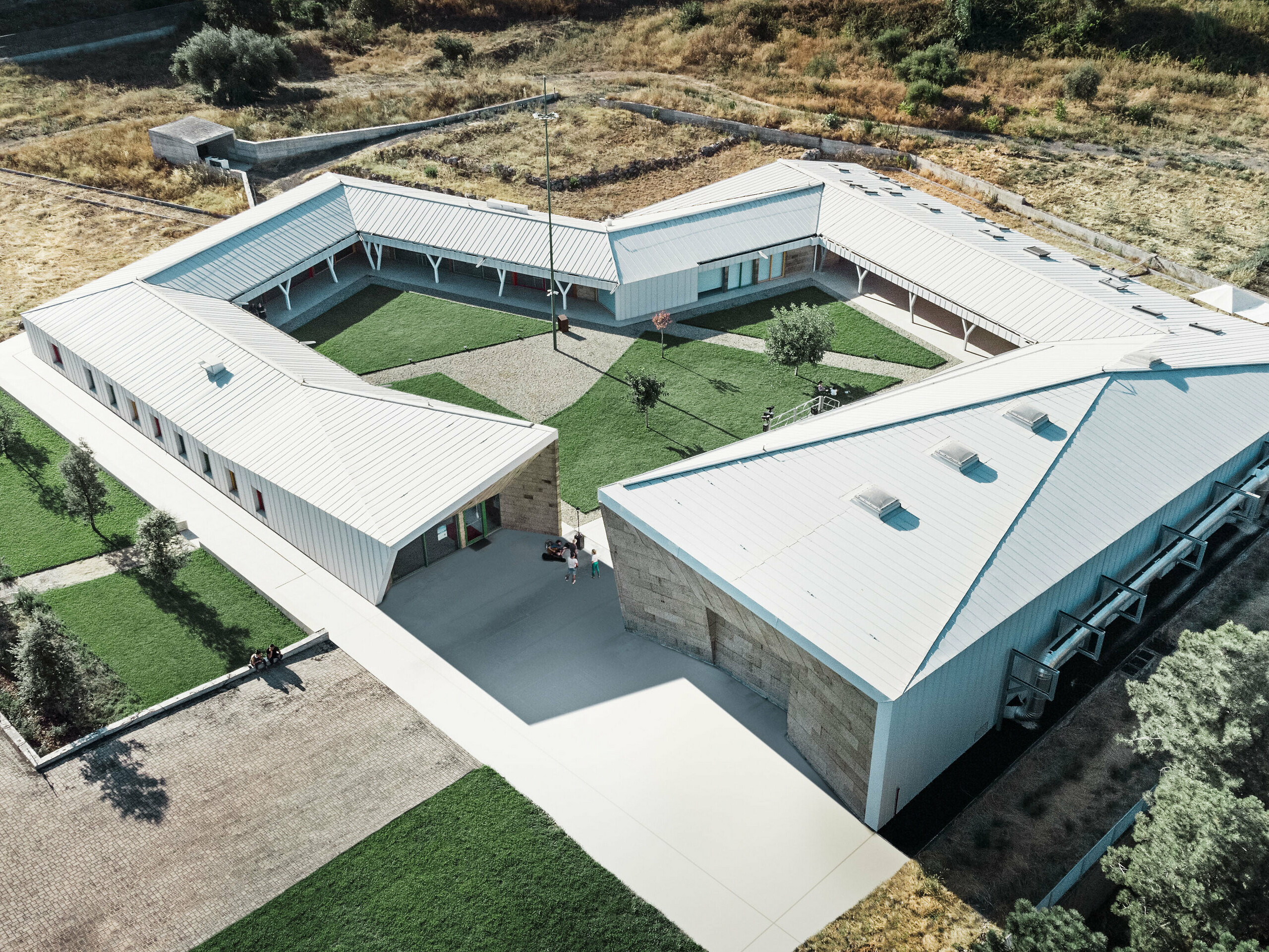La photo monte les bâtiments WonderLAD en Catane, Sicile, via une vue aérienne. Le bâtiment a été recouvert avec du Prefalz, dans la teinte P.10 blanc PREFA