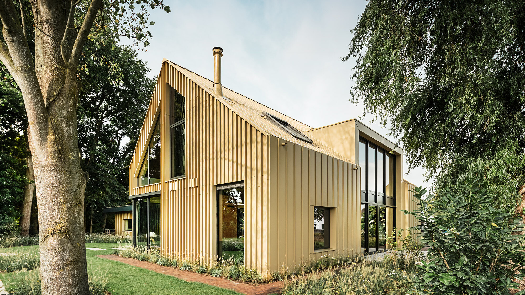 La maison d'Elst vue en perspective normale latérale ; une partie des fenêtres placées de manière asymétrique est visible.