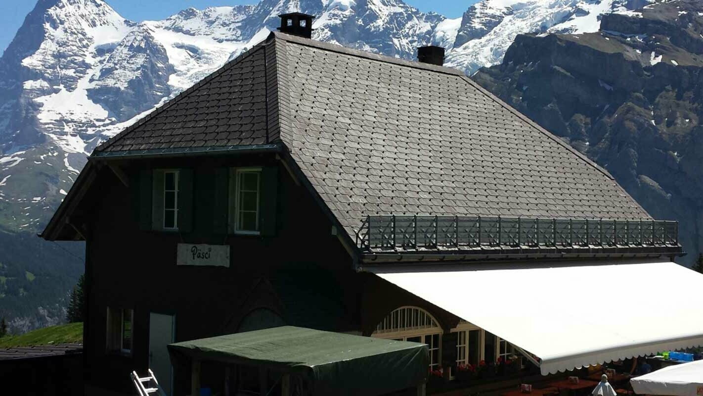 Avant la rénovation de la toiture à deux pans en croupe d’un refuge de montagne à l’aide de bardeaux de toiture PREFA et d’arrêts de neige