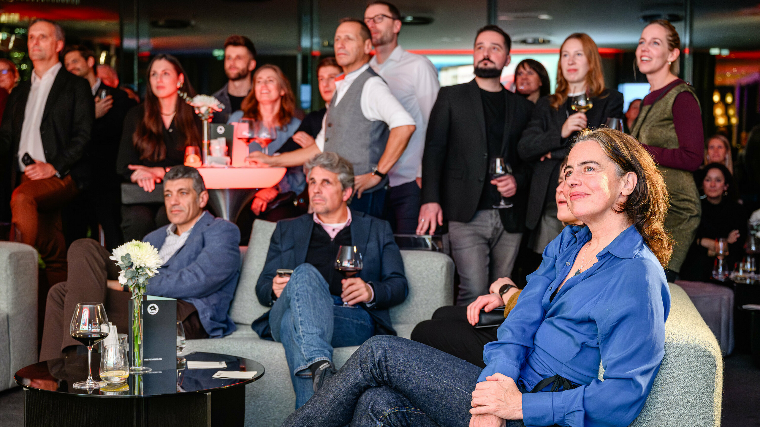 Regards captivés et visages inspirés lors de la présentation PREFARENZEN 2026 au k47.wien : les invités ont suivi avec attention la présentation multimédia des derniers projets PREFA. L’éclairage tamisé et l’ambiance élégante reflétaient la qualité des solutions en aluminium exposées. La soirée a démontré que PREFA crée un espace propice à l’innovation, aux échanges et aux visions créatives. Une soirée qui a mis en lumière la force de l’architecture intemporelle et la diversité des possibilités offertes par l’aluminium dans le design moderne.