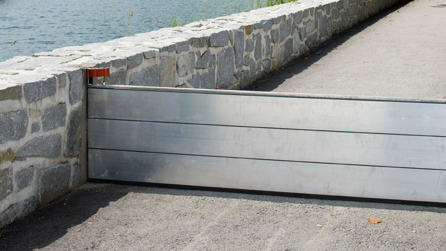 Chemin à côté d’une rivière avec système de protection contre les crues PREFA