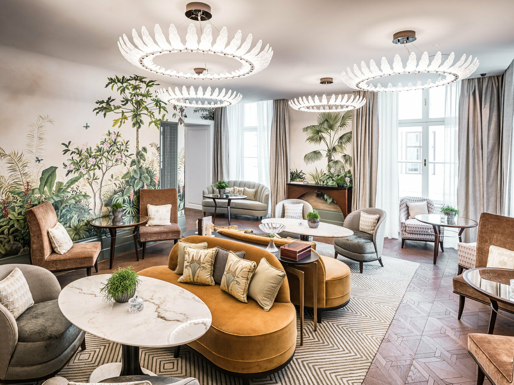 Intérieur de l’hôtel de luxe : un aménagement raffiné avec des meubles de qualité et des papiers peints aux motifs floraux.