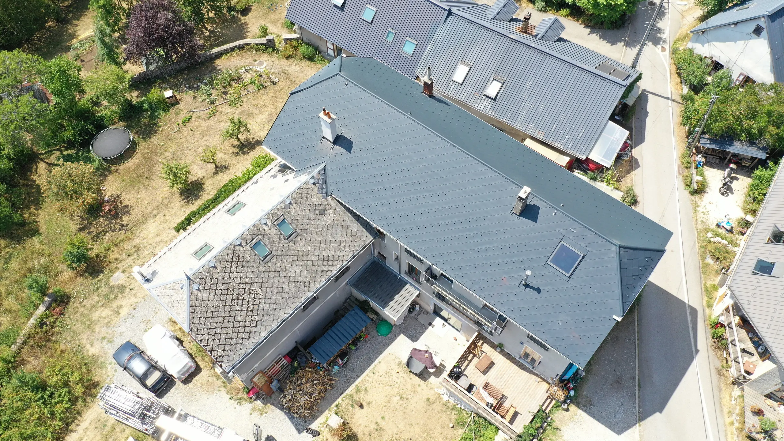 Vue du ciel de l'ensemble de cette copropriété dorénavant rénovée grâce aux losanges de toiture 44x44 PREFA dans la teinte P.10 anthracite stucco