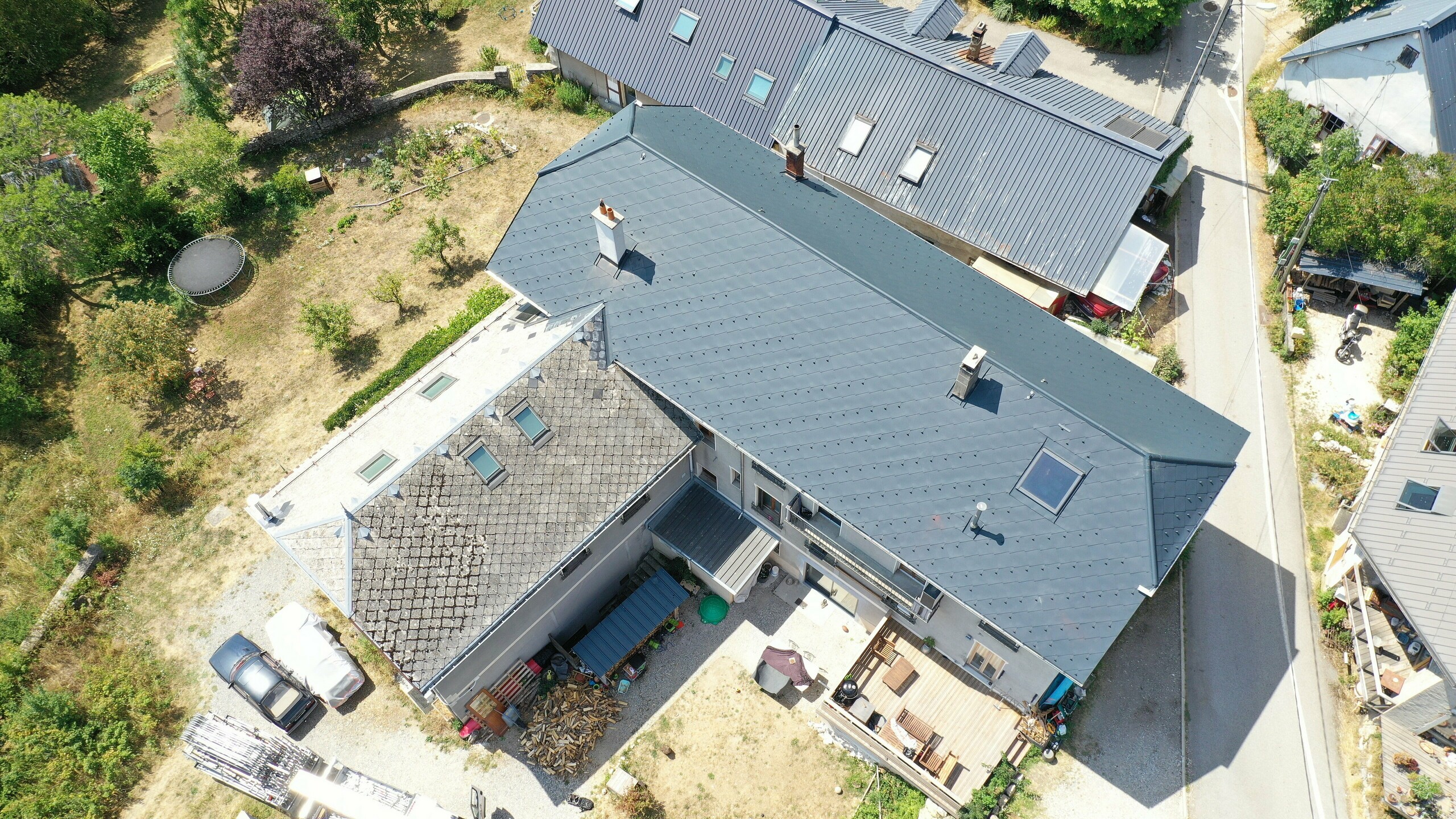Vue du ciel de l'ensemble de cette copropriété dorénavant rénovée grâce aux losanges de toiture 44x44 PREFA dans la teinte P.10 anthracite stucco