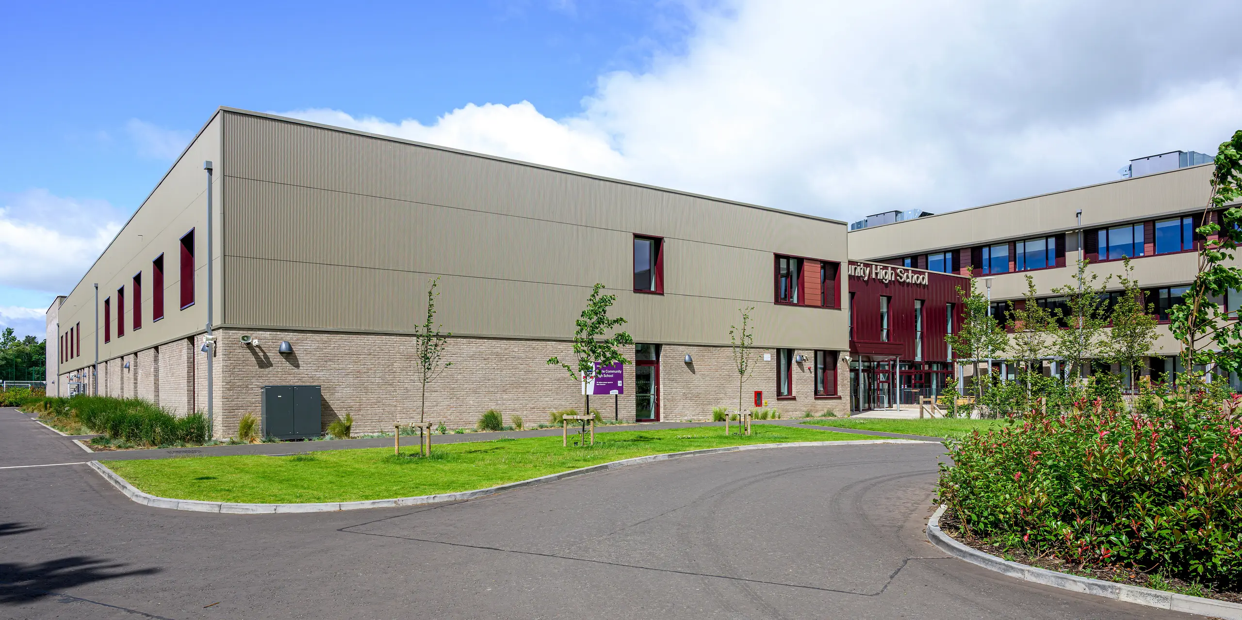 Le lycée Currie Community High School d'Édimbourg se distingue par sa façade en aluminium PREFA aux profils extrudés couleur P.10 bronze Prefa. La structure verticale remarquable crée un jeu d'ombre et de lumière captivant sur les vastes surfaces de la façade, conférant au complexe scolaire une élégance intemporelle. Durable, résistant à la corrosion et nécessitant peu d'entretien, le système en aluminium PREFA allie une architecture sophistiquée à une fonctionnalité durable et à une qualité de conception toujours irréprochable.