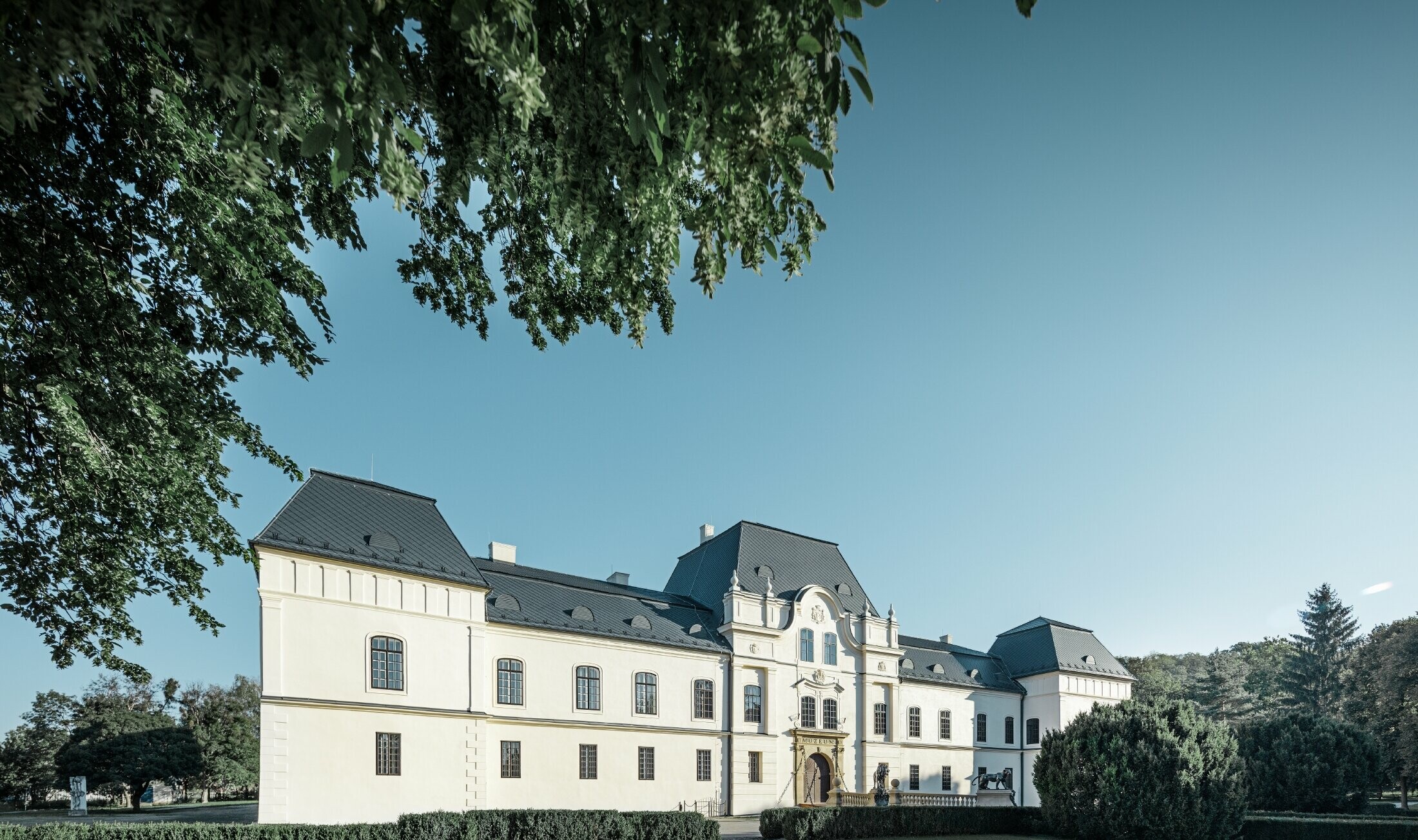 Château de Humenné, de style Renaissance — Nouvelle toiture réalisée avec des losanges de toiture PREFA couleur anthracite