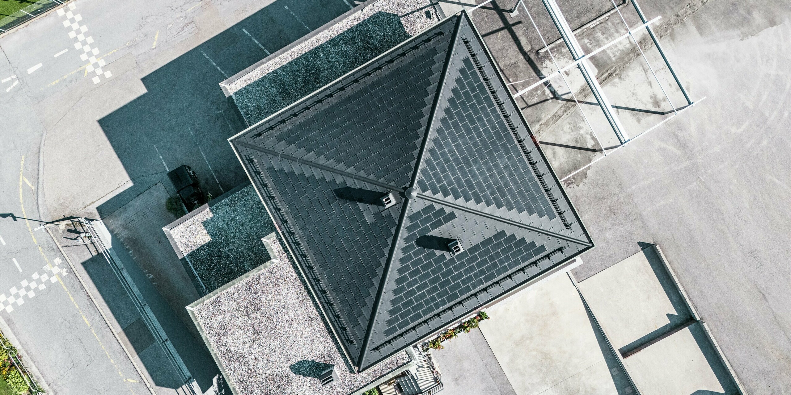 Vue de dessus du toit de la cave Leukersonne à Susten. Le toit en aluminium présente une combinaison parfaite d'esthétique et de fonctionnalité. Les tuiles solaires PREFA garantissent une production d'énergie durable avec une durabilité maximale.