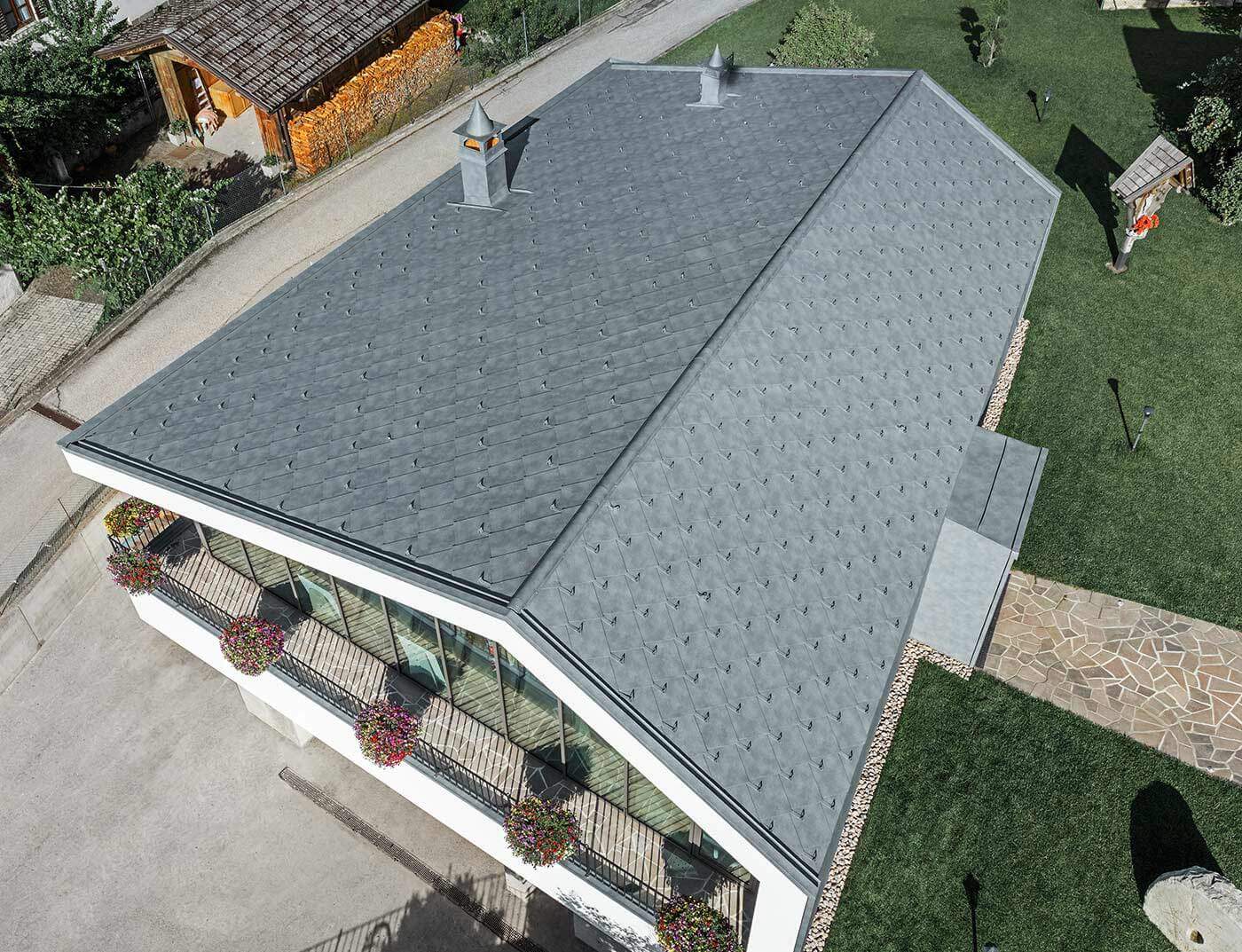 Vue aérienne du salon de beauté moderne de Livo; Le toit à été recouvert de losange PREFA 44 × 44 en gris pierre.