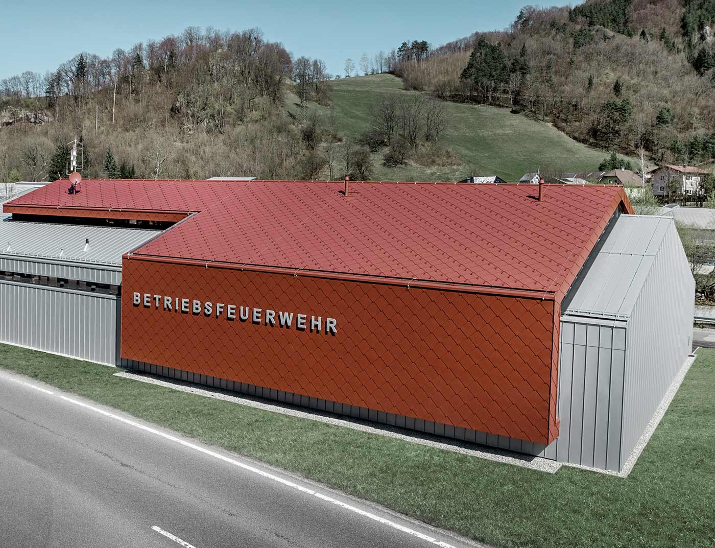 Référence losange de toiture PREFA 44 × 44 rouge oxyde La nouvelle caserne des sapeurs-pompiers des entreprises PREFA et Neuman Aluminium a été habillée des nouveaux losanges de toiture et de façade 44 × 44 couleur P.10 rouge oxyde ainsi que de Prefalz argent métallisé.