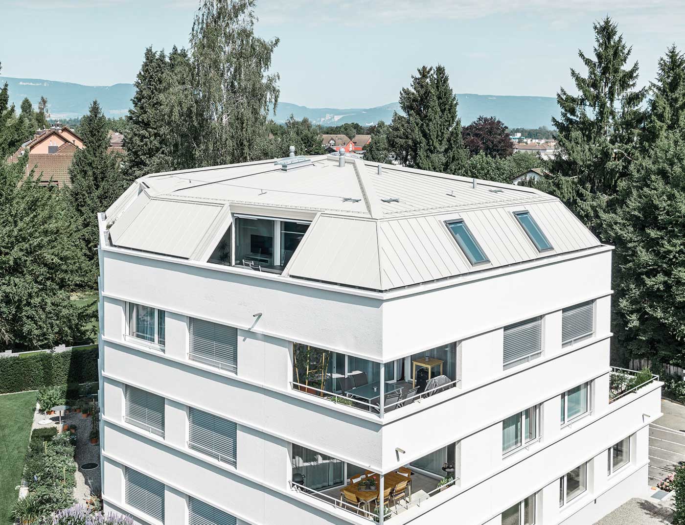 Maison d'habitation avec un toit à joints debout de PREFA blanc pur