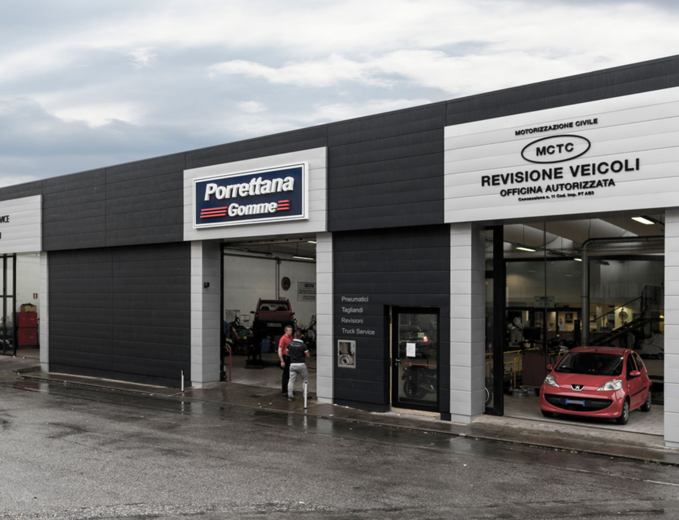 Concessionnaire avec façade aluminium composée de Sidings PREFA couleur gris noir.