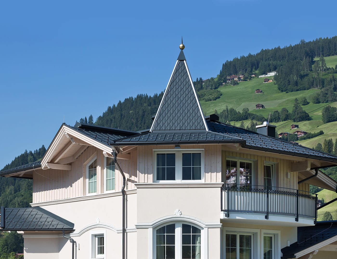 Bâtiments de référence PREFA Systèmes de toits Petit losange de toiture 01 P.10 brun