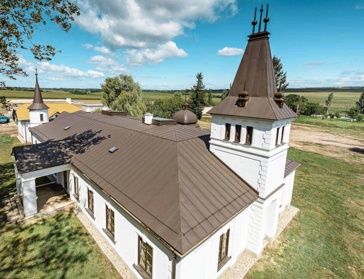 Bâtiments de référence PREFA Systèmes de toits Système de toit Prefalz ® 01 P.10 brun